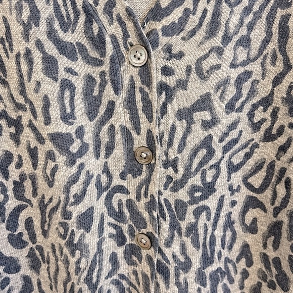 V neck sweater by CHIC by Jacob, navy blue & grey leopard print, women’s size M - Picture 2 of 9